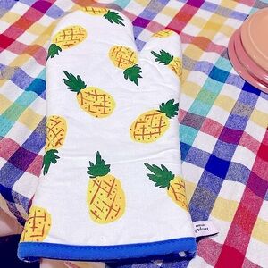 NWOT Kate Spade Pineapple Oven Mitt.  13 x 6 inches.  100% cotton.